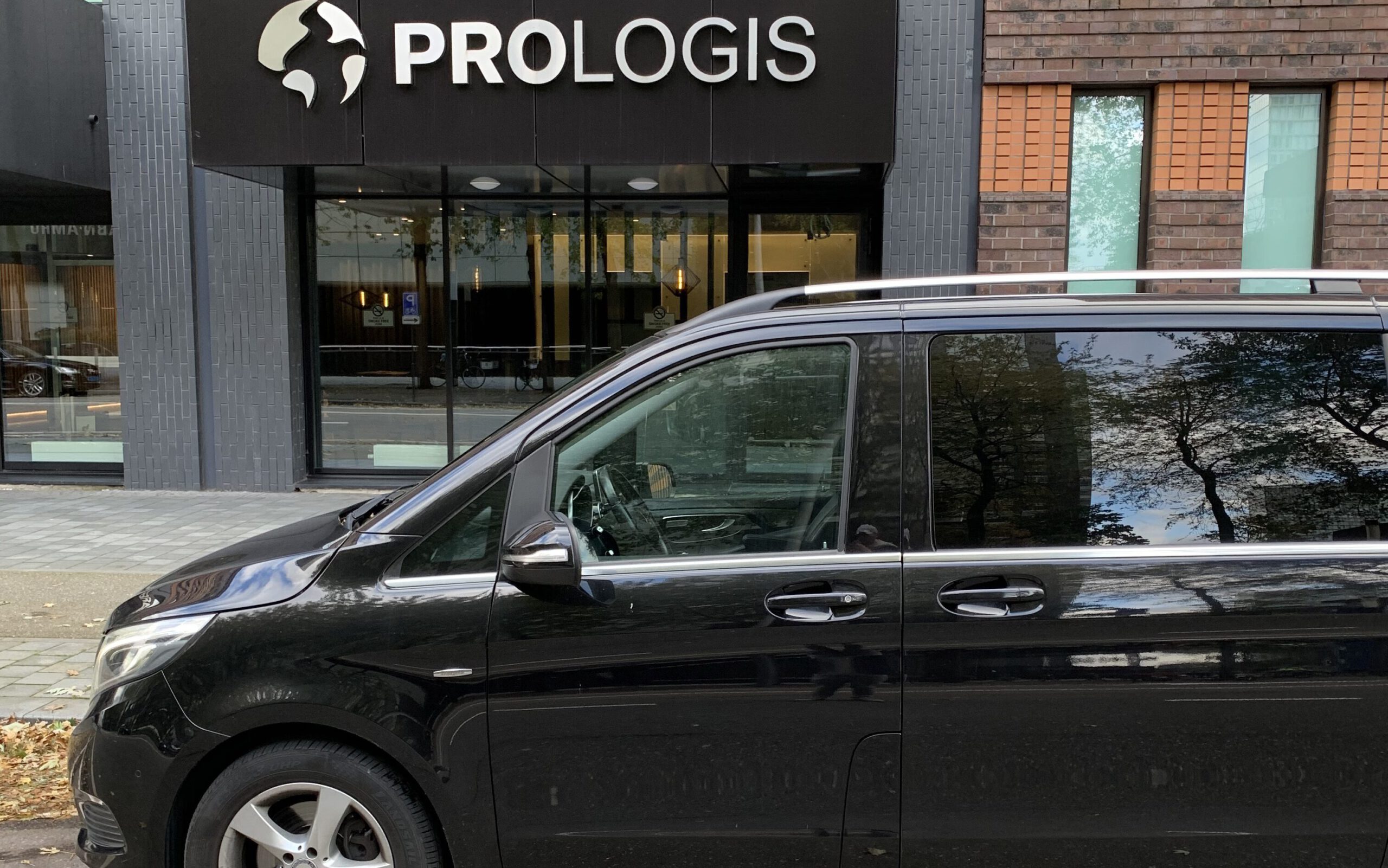 Bij Luxury Business Transfers vindt u privé diensten als privé transfers en luchthavenvervoer in Amsterdam en Rotterdam/Den Haag.